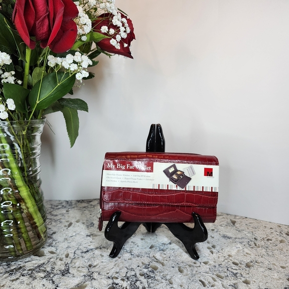 Women MUNDI Red Patent Faux Leather Alligator Zipper Flap Clutch Wallet - Picture 2 of 11